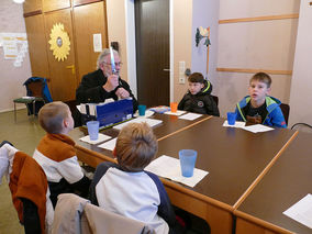 Symbolische Mantelteilung mit den Kommunionkindern (Foto: Karl-Franz Thiede)